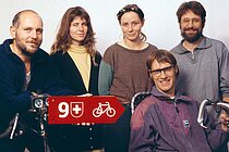 Männer und Frauen in 90er-Jahre Kleidung.