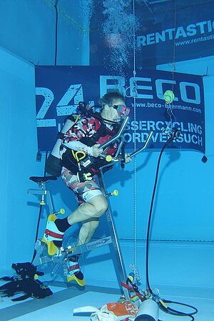 Neuer Welterkord im Unterwasser-Cycling. Taucher auf einem Velo.