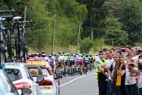 Radrennen mit vielen Zuschauern am Streckenrand
