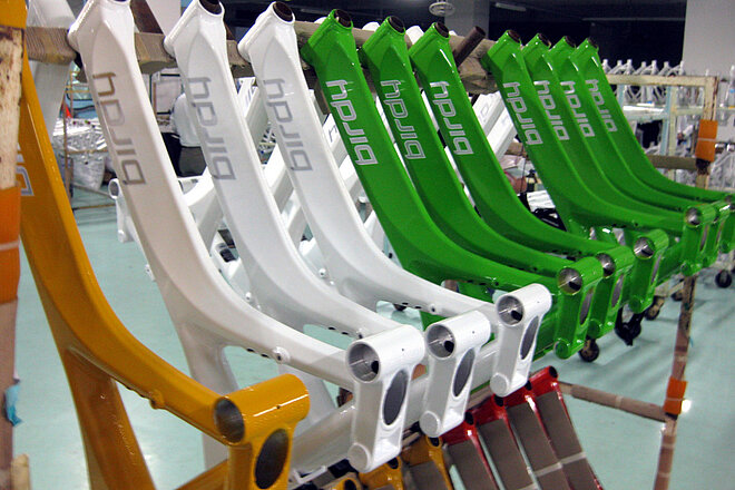 Fahrradrahmen hängen an einer Stange.