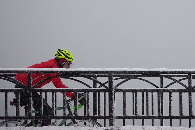 Mann auf Velo im Winter