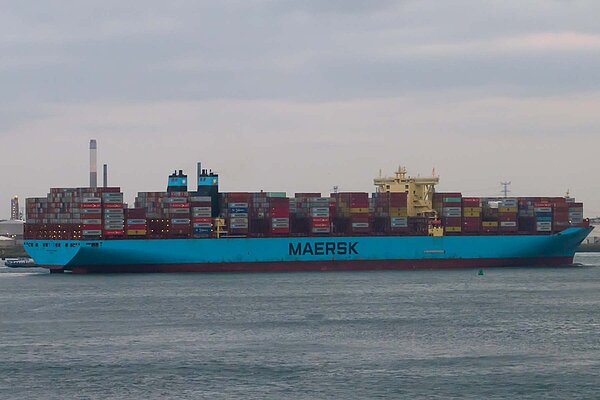 EU Strafzoll E-Bikes China. Frachtschiff am Hafen von Rotterdam.