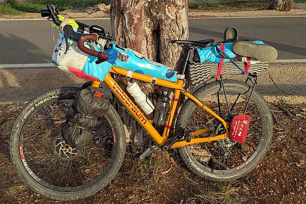 Gravelbike mit Bikepacking Taschen.