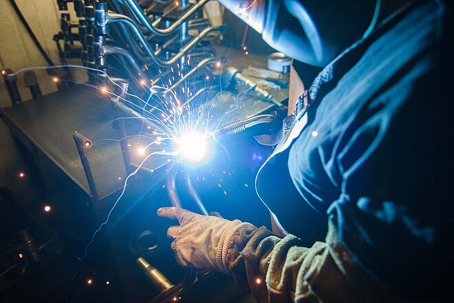 Ein Mann schweisst Metal