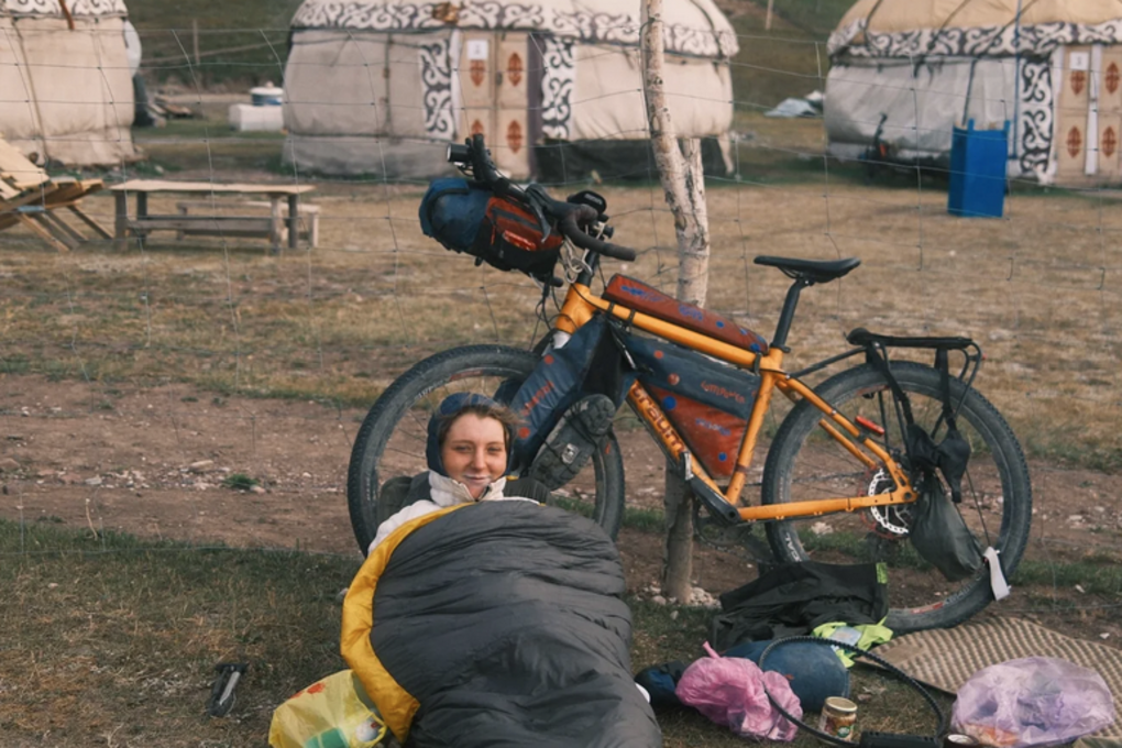 Ultra-Fahrerin Lottipower im Schlafsack am Silk Mountain Race.