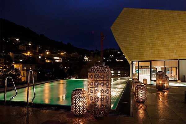 Wellness-Wonnen Aargauer Thermalbäder. Abendlich beleuchteter Pool.