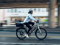 Frau auf E-Bike