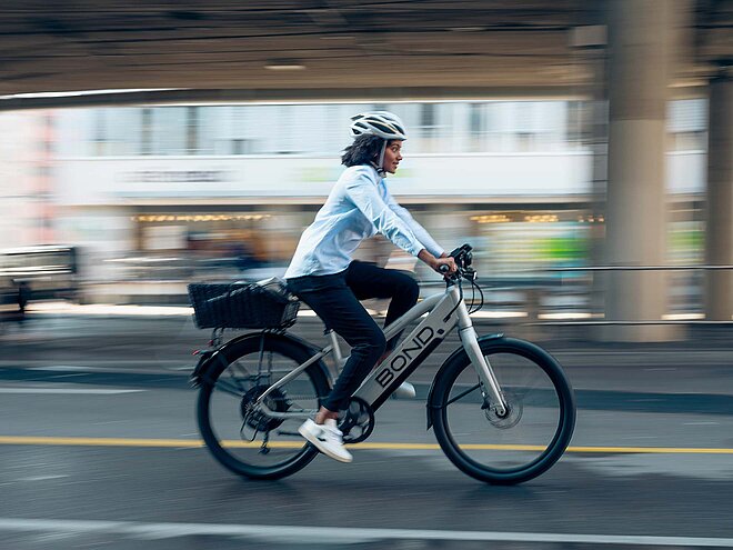 Frau auf E-Bike