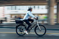 Frau auf E-Bike