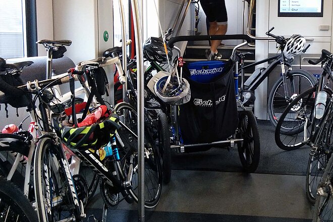 SOB Pilotprojekt Veloplätze im Zug. Sehr viele Fahrräder versperren den Weg in einen Bahnwagen.