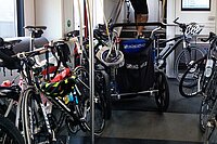 SOB Pilotprojekt Veloplätze im Zug. Sehr viele Fahrräder versperren den Weg in einen Bahnwagen.