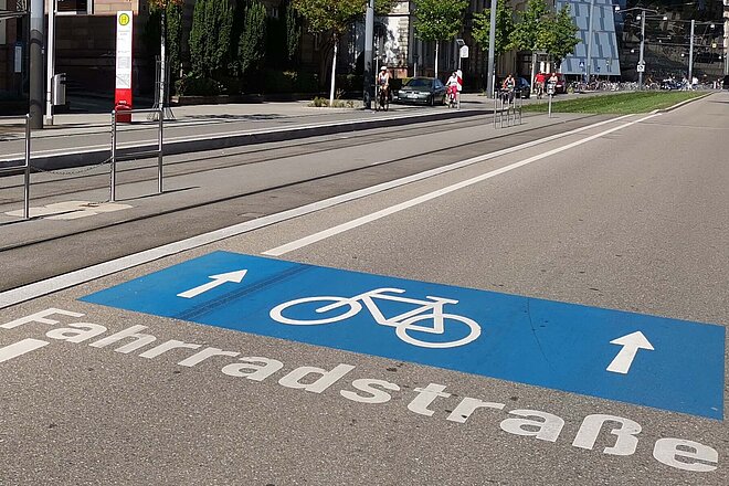 Fahrradstrasse in Freiburg (DE). Radverkehr in Deutschland könnte verdreifacht werden bis 2035.