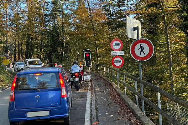 Autokolonne neben Verbotsschildern an der Buchenegg