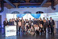 Velobserver gewinnt den deutschen Mobilitätspreis. Eine Gruppe von Leuten posiert für ein Foto.
