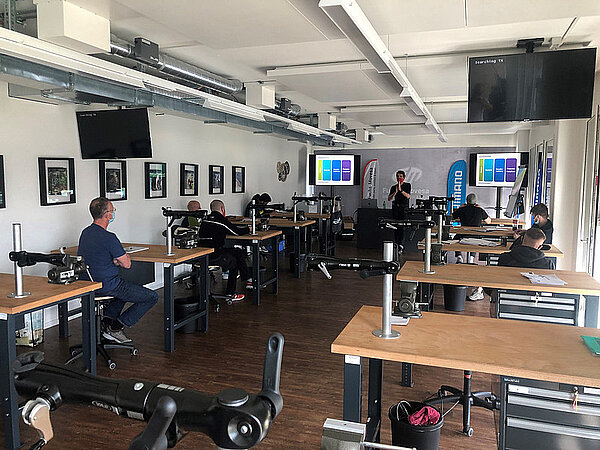 Kursteilnehmer sitzen in einem Seminarraum.