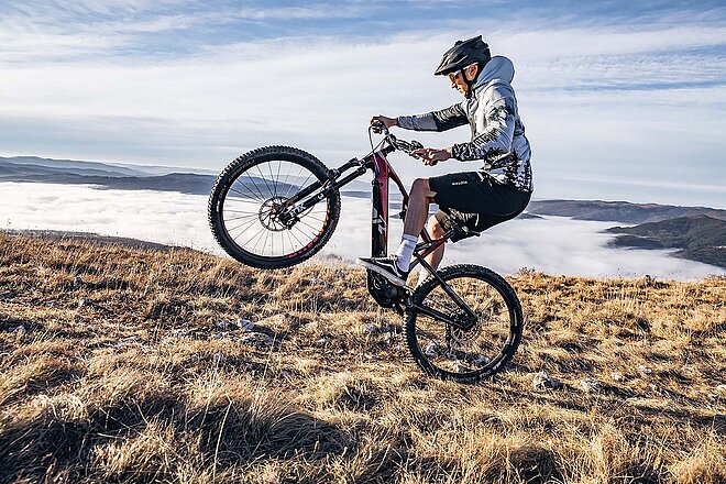 Ein Mountainbiker fährt auf dem Hinterrad