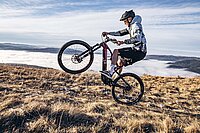 Ein Mountainbiker fährt auf dem Hinterrad