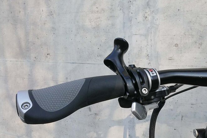 Innerbarends erweitern einen geraden Velolenker oder E-Bike Lenker um eine zusätzliche, angenehme Griffposition und erhöhen so die Ergonomie. Velolenker mit ergonomischen Lenkergriffen von Spirgrips
