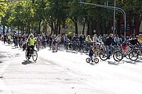 Das Bündnis Kinder aufs Rad ruft am 24. und 25. September europaweit zum Kidical-Mass-Aktionswochenende auf. Viele Menschen, Kinder und Erwachsene fahren mit Velos auf der Strasse.