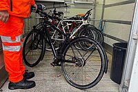 Ein Fahrrad wird ein einen Transporter verladen.