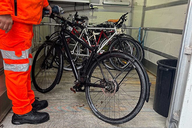 Ein Fahrrad wird ein einen Transporter verladen.