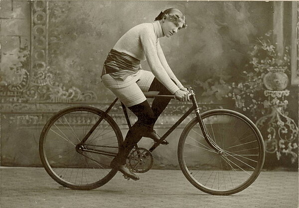 tillie Anderson mit enger Kleidung
