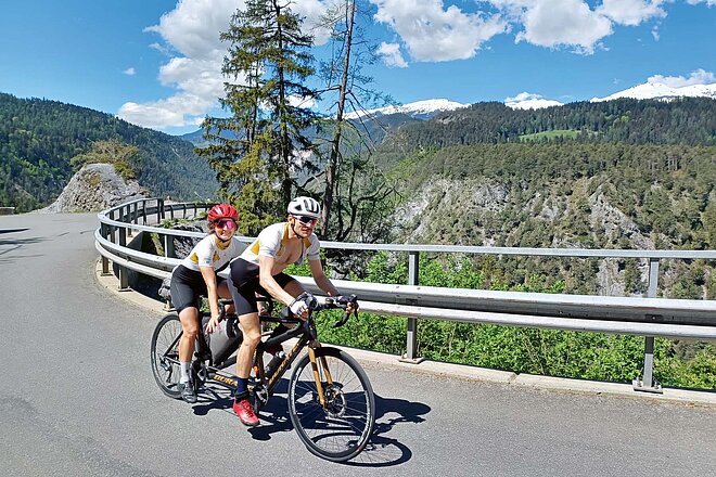 Tandem Fahrrad Reise Italien. Zwei Personen fahren auf einem Tandem.