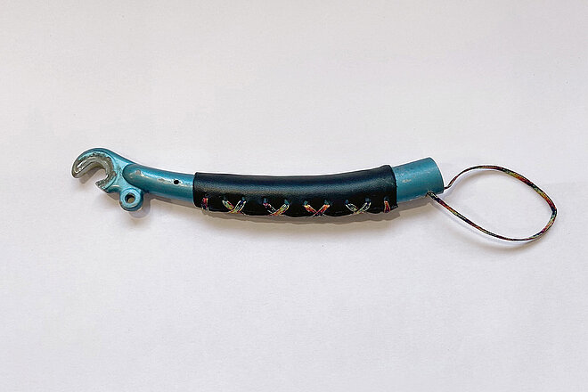 DIY Flaschenöffner aus alter Velogabel mit Leder und Kordel