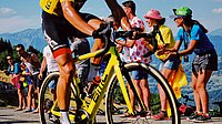 Zuschauer und Fahrrad an Tour de France