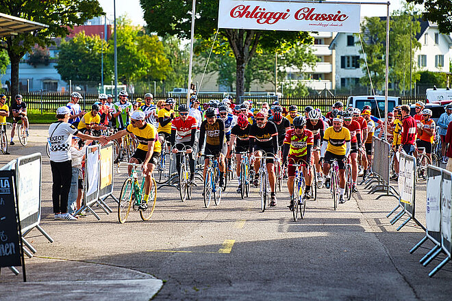 Velofahrer am Start eines Rennens