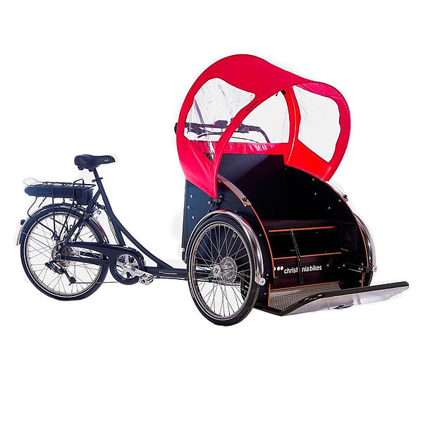 Rikscha-Velo von Christiania Bikes mit rotem Regendach
