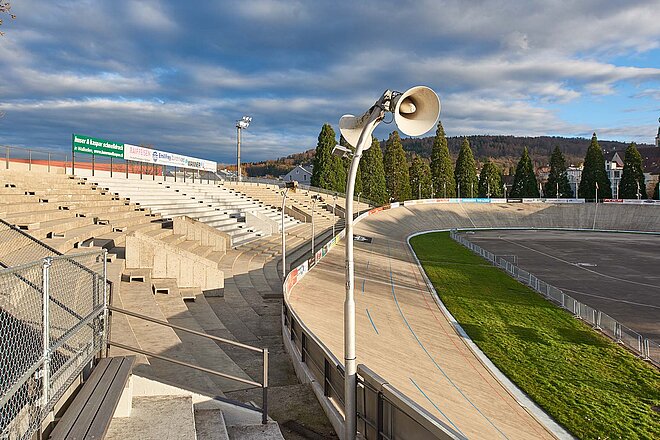 Die Offene Rennbahn Oerlikon wurde teilweise saniert. Offene Rennbahn Oerlikon.