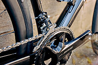 Neue mechanische Shimano 105 Gruppe. Kurbel eines Rennrads. 