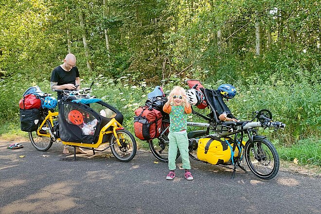 Fahrradreise mit Kleinkindern. Lastenrad und Liegerad mit Gepäck.