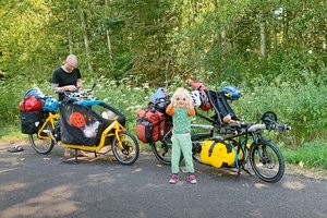 Fahrradreise mit Kleinkindern. Lastenrad und Liegerad mit Gepäck.