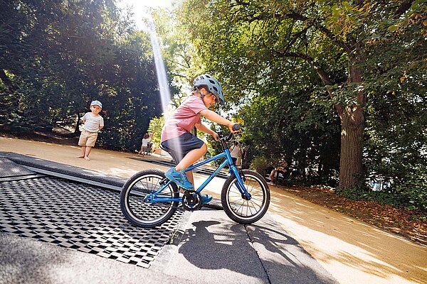 Spiele, die Kinder das Radfahren lehren.