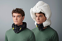 Der Airbag-Helm Hövding wird einmal um den Hals getragen und einmal aufgeblasen