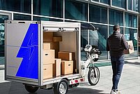 Renault Trucks steigt bei Kleuster ein. Ein Mann trägt ein Paket in der Hand. 