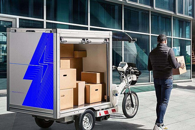 Renault Trucks steigt bei Kleuster ein. Ein Mann trägt ein Paket in der Hand. 