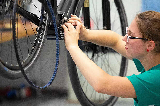 Profi-Werkstätten leiden unter Kehrseiten des Velobooms. Profi-Werkstätten leiden unter Kehrseiten des Velobooms. Eine Velomechanikerin arbeitet an einem Fahrrad.