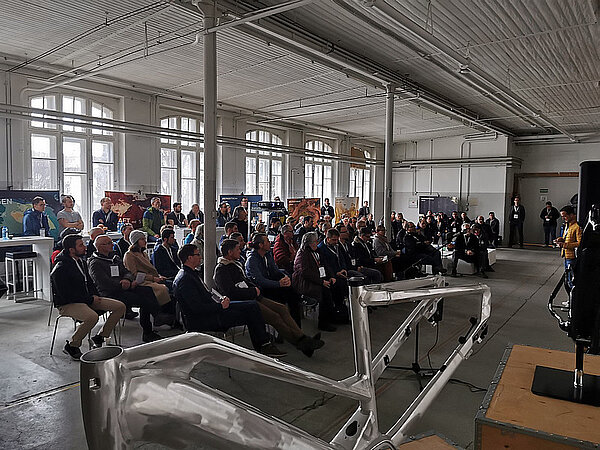 Ein Saal voller Menschen, die auf Stühlen sitzen