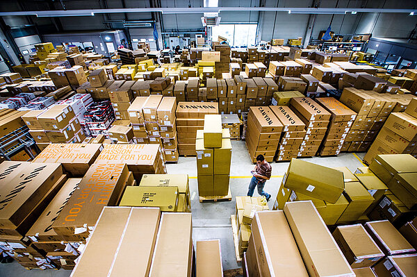 Der «Global Market Report» des Fahrradindustrie-Verbands WBIA gibt erstmals eine Gesamtschau des weltweiten Velo- und E-Bike- Markts. Lagerhalle mit vielen Boxen und Kartons.