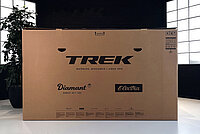 Diamant verzichtet auf Plastik beim Versand von Fahrrädern. Fahrradkarton mit der Aufschrift Trek, Diamant. 
