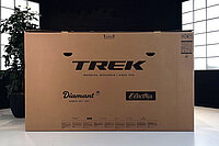 Diamant verzichtet auf Plastik beim Versand von Fahrrädern. Fahrradkarton mit der Aufschrift Trek, Diamant. 