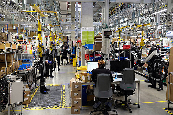Arbeiter montieren Fahrräder in einer Fabrik