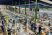 Grosse Fabrikhalle in der Fahrräder aufgebaut werden