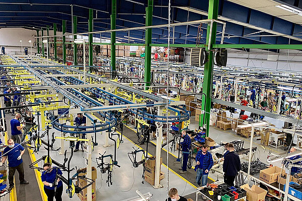 Grosse Fabrikhalle in der Fahrräder aufgebaut werden
