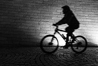 Schwarz-Weiss-Foto eines Velofahrers