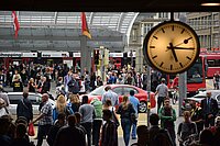 Pendlermobilität in der Schweiz 2022.Viele Menschen in einer Bahnhofshalle