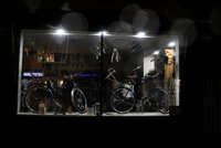 Die Konsumentenstimmung ist im Juli 2022 auf einem historischen Tiefstand. Schaufenster eines Fahrradladens im Dunkeln. 
